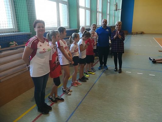 Grafika #19: Turniej minipiłki siatkowej z okazji 100 - lecia odzyskania przez Polskę Niepodległości.