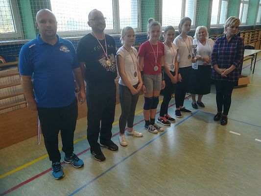 Grafika #21: Turniej minipiłki siatkowej z okazji 100 - lecia odzyskania przez Polskę Niepodległości.