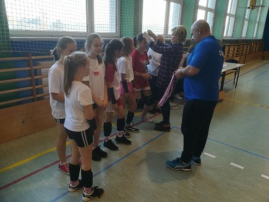 Grafika #22: Turniej minipiłki siatkowej z okazji 100 - lecia odzyskania przez Polskę Niepodległości.