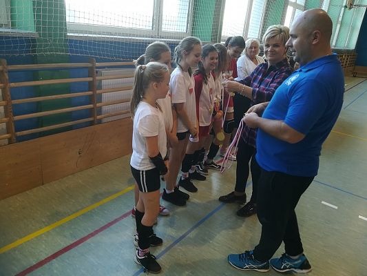 Grafika #23: Turniej minipiłki siatkowej z okazji 100 - lecia odzyskania przez Polskę Niepodległości.