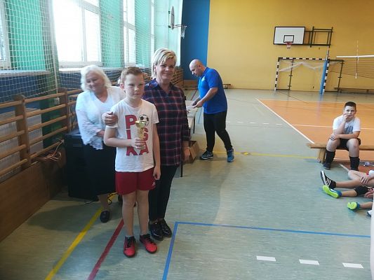 Grafika #24: Turniej minipiłki siatkowej z okazji 100 - lecia odzyskania przez Polskę Niepodległości.