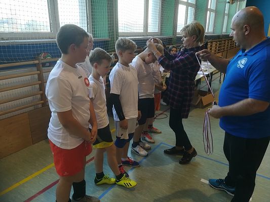 Grafika #25: Turniej minipiłki siatkowej z okazji 100 - lecia odzyskania przez Polskę Niepodległości.