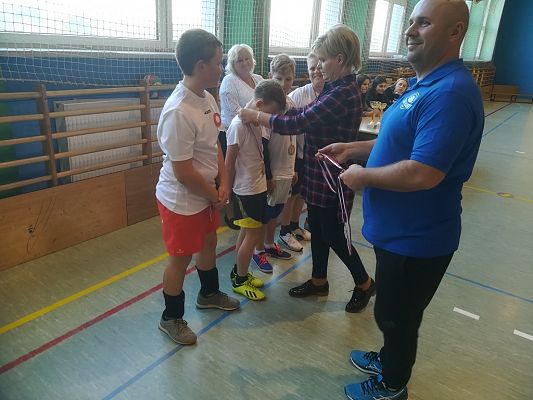 Grafika #26: Turniej minipiłki siatkowej z okazji 100 - lecia odzyskania przez Polskę Niepodległości.