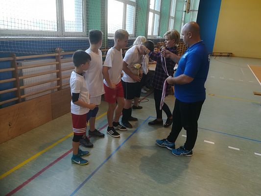 Grafika #27: Turniej minipiłki siatkowej z okazji 100 - lecia odzyskania przez Polskę Niepodległości.