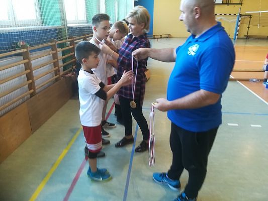 Grafika #28: Turniej minipiłki siatkowej z okazji 100 - lecia odzyskania przez Polskę Niepodległości.