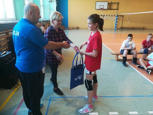 Grafika #29: Turniej minipiłki siatkowej z okazji 100 - lecia odzyskania przez Polskę Niepodległości.