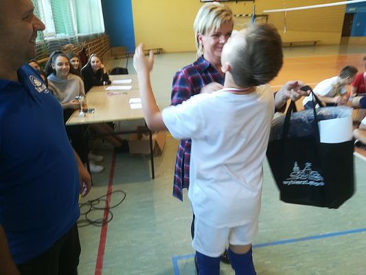 Grafika #30: Turniej minipiłki siatkowej z okazji 100 - lecia odzyskania przez Polskę Niepodległości.