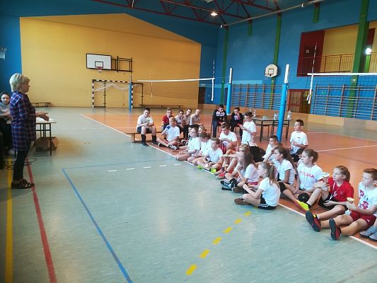 Grafika #31: Turniej minipiłki siatkowej z okazji 100 - lecia odzyskania przez Polskę Niepodległości.