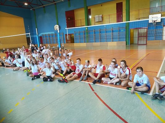 Grafika #33: Turniej minipiłki siatkowej z okazji 100 - lecia odzyskania przez Polskę Niepodległości.