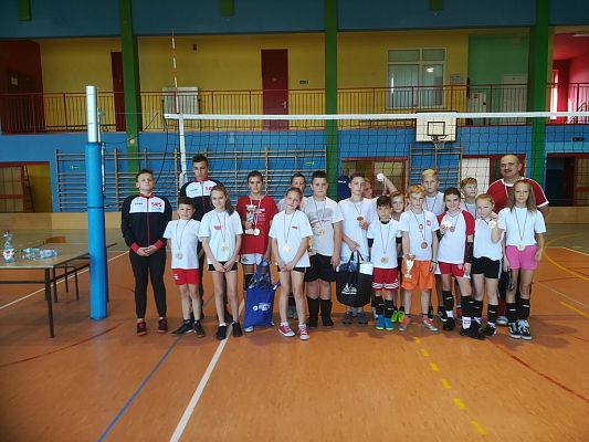 Grafika #35: Turniej minipiłki siatkowej z okazji 100 - lecia odzyskania przez Polskę Niepodległości.