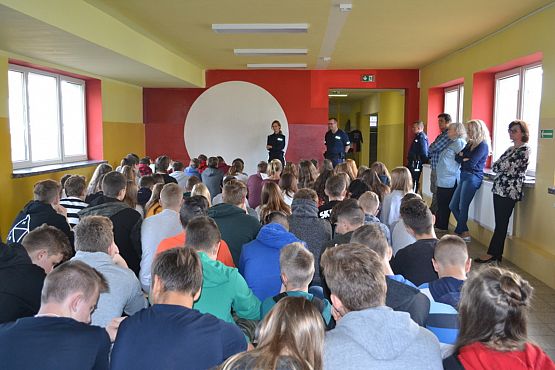 Grafika #9: SPOTKANIE Z POLICJANTAMI Z KOMENDY POWIATOWEJ POLICJI W LĘBORKU