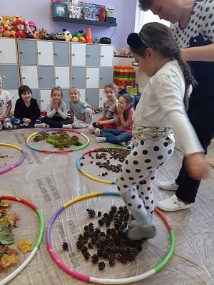 Grafika #1: Jesienna ścieżka sensoryczna