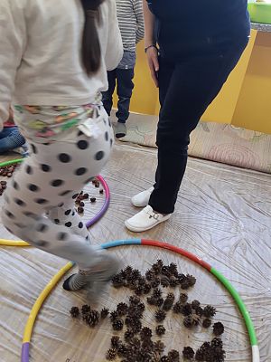 Grafika #2: Jesienna ścieżka sensoryczna