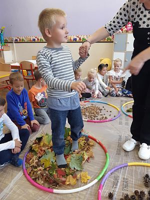 Grafika #4: Jesienna ścieżka sensoryczna