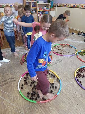 Grafika #5: Jesienna ścieżka sensoryczna