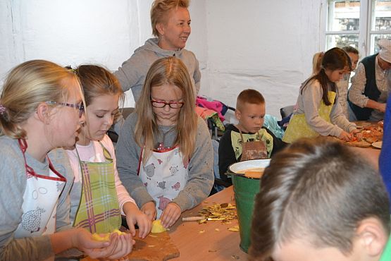 Grafika #2: NIEZAPOMNIANA WIZYTA W KLUKACH