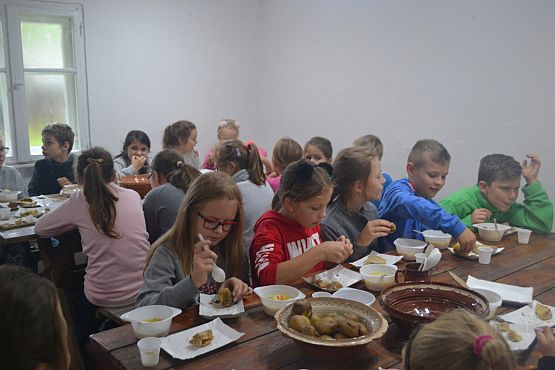 Grafika #9: NIEZAPOMNIANA WIZYTA W KLUKACH