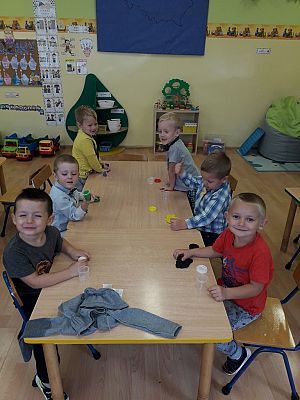 Grafika #2: Kolorowy Dzień Chłopaka u Minionków