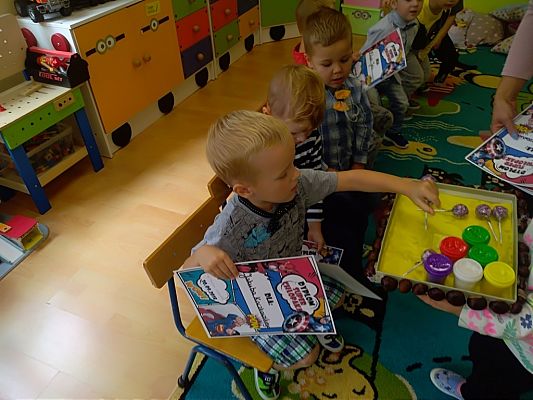 Grafika #16: Kolorowy Dzień Chłopaka u Minionków