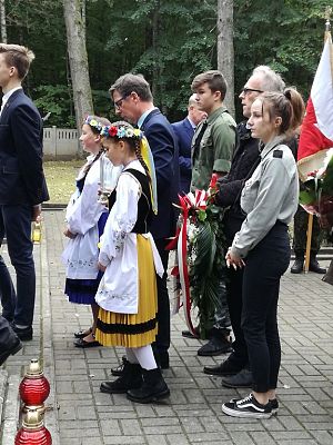 Grafika #2: Uroczystości patriotyczno-religijne w Krepie Kaszubskiej.