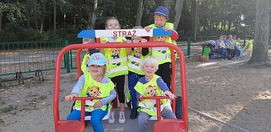 Grafika #1: Przedszkolaki szukają jesieni