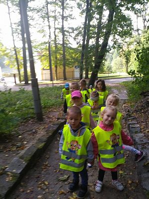 Grafika #10: Przedszkolaki szukają jesieni