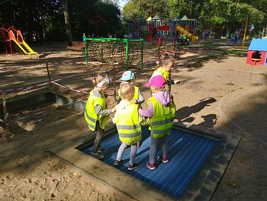 Grafika #11: Przedszkolaki szukają jesieni