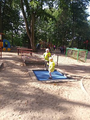 Grafika #14: Przedszkolaki szukają jesieni