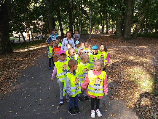 Grafika #15: Przedszkolaki szukają jesieni