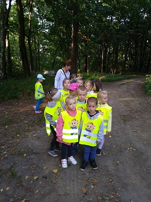 Grafika #16: Przedszkolaki szukają jesieni