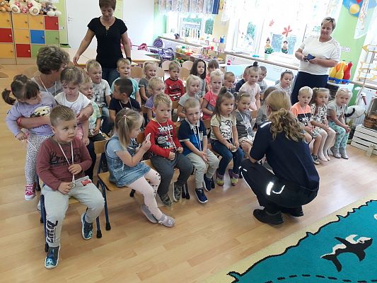 Grafika #0: POLICJANCI Z WIZYTĄ W PRZEDSZKOLU