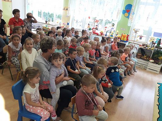 Grafika #2: POLICJANCI Z WIZYTĄ W PRZEDSZKOLU