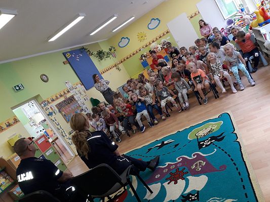 Grafika #3: POLICJANCI Z WIZYTĄ W PRZEDSZKOLU