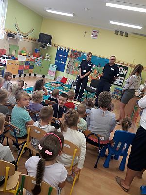 Grafika #1: POLICJANCI Z WIZYTĄ W PRZEDSZKOLU