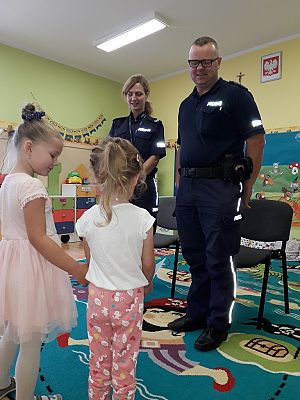 Grafika #4: POLICJANCI Z WIZYTĄ W PRZEDSZKOLU