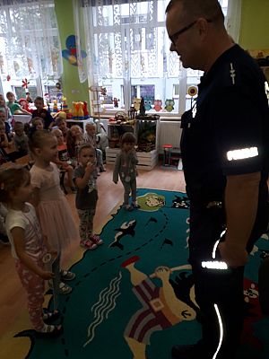 Grafika #5: POLICJANCI Z WIZYTĄ W PRZEDSZKOLU