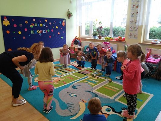 Grafika #2: Międzynarodowy Dzień Kropki