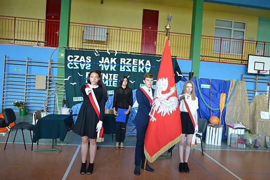 Grafika #1: Pożegnanie uczniów klas trzecich gimnazjalnych.