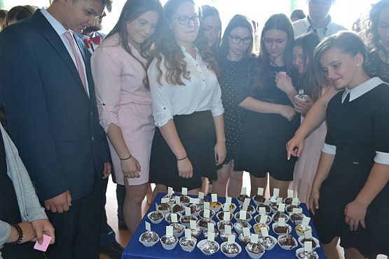 Grafika #3: Pożegnanie uczniów klas trzecich gimnazjalnych.