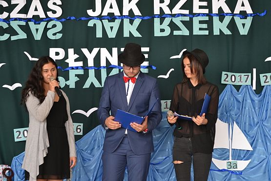 Grafika #7: Pożegnanie uczniów klas trzecich gimnazjalnych.