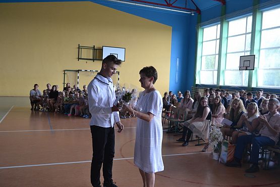 Grafika #12: Pożegnanie uczniów klas trzecich gimnazjalnych.