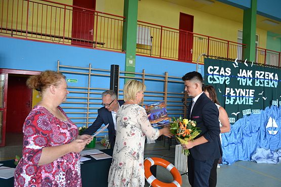 Grafika #29: Pożegnanie uczniów klas trzecich gimnazjalnych.