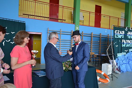 Grafika #33: Pożegnanie uczniów klas trzecich gimnazjalnych.