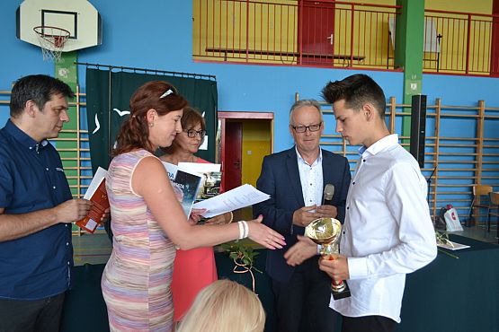 Grafika #35: Pożegnanie uczniów klas trzecich gimnazjalnych.