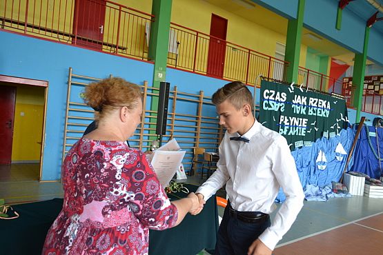 Grafika #40: Pożegnanie uczniów klas trzecich gimnazjalnych.