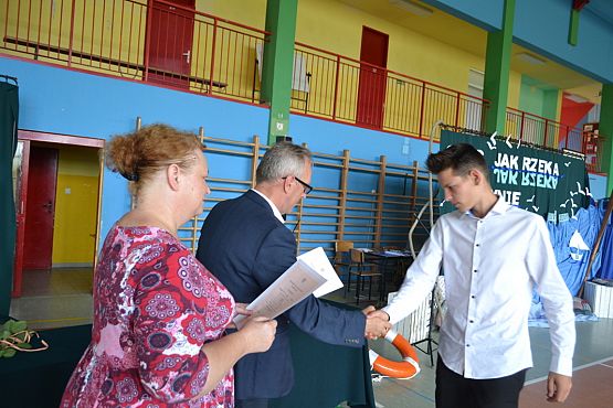 Grafika #41: Pożegnanie uczniów klas trzecich gimnazjalnych.