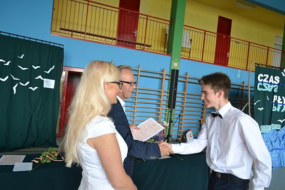 Grafika #45: Pożegnanie uczniów klas trzecich gimnazjalnych.