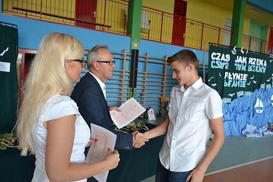 Grafika #46: Pożegnanie uczniów klas trzecich gimnazjalnych.