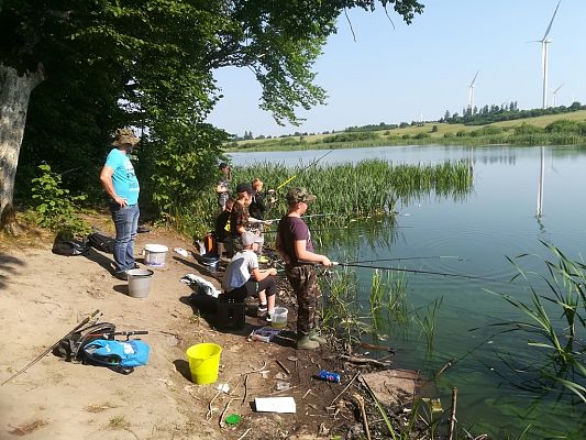 Grafika #0: Jak czerwiec, to muszą być zawody wędkarskie.