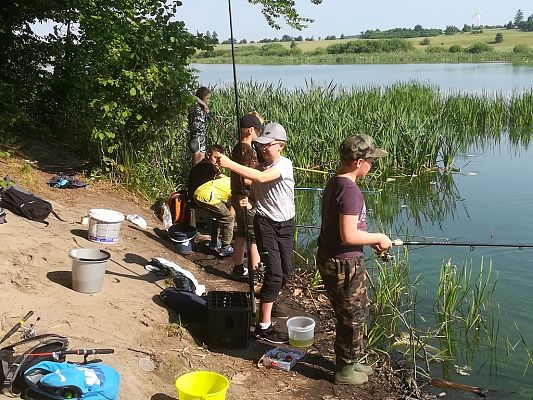 Grafika #1: Jak czerwiec, to muszą być zawody wędkarskie.